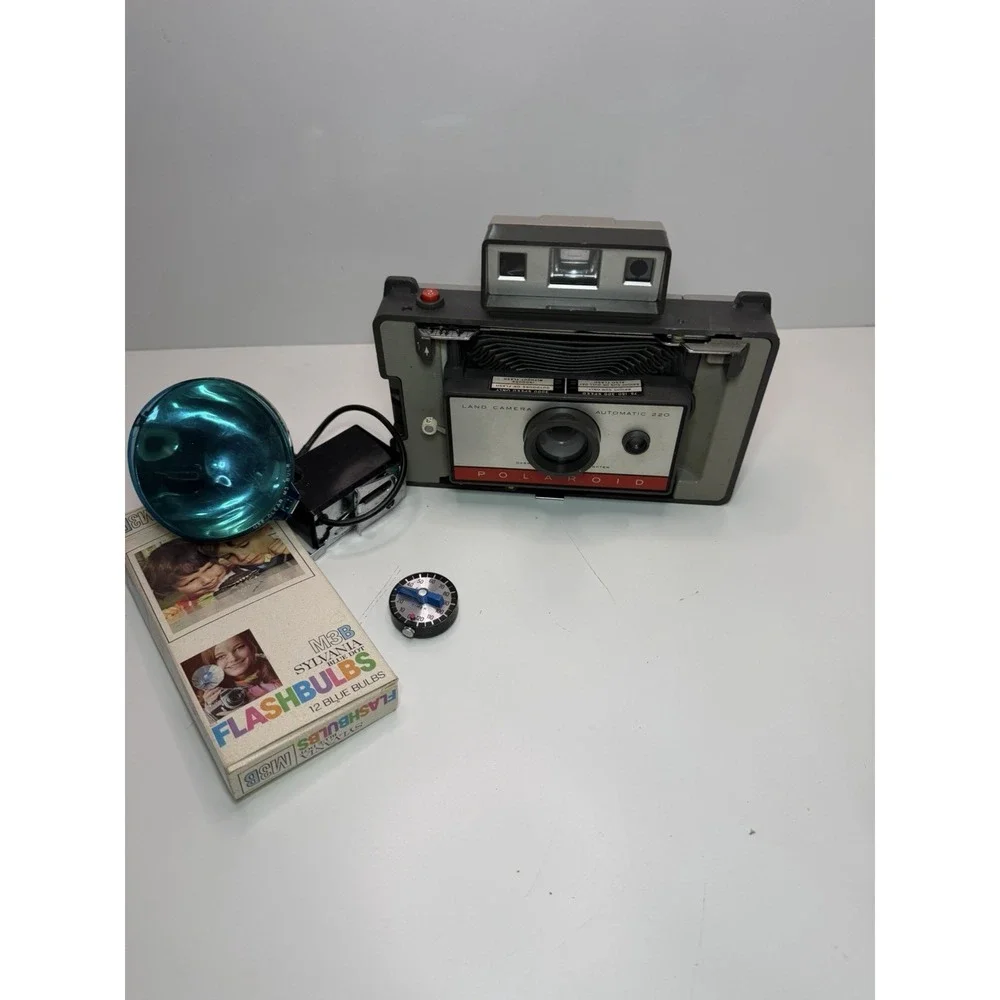 Vintage Polaroid Land Camera Automatic 220 w/ Flash,‎ Timer & Flashbulbs